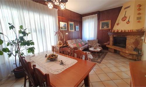 DETACHED HOUSE WITH GARDEN FOR SALE