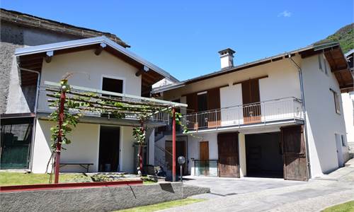 CASA SEMINDIPENDENTE CON GIARDINO IN VENDITA