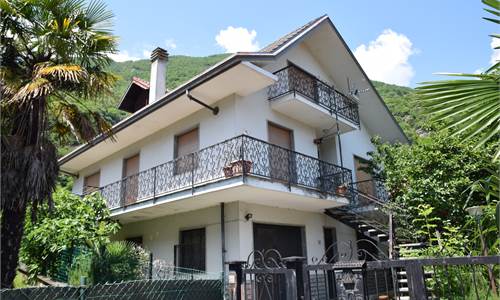 CASA INDIPENDENTE CON GIARDINO IN VENDITA